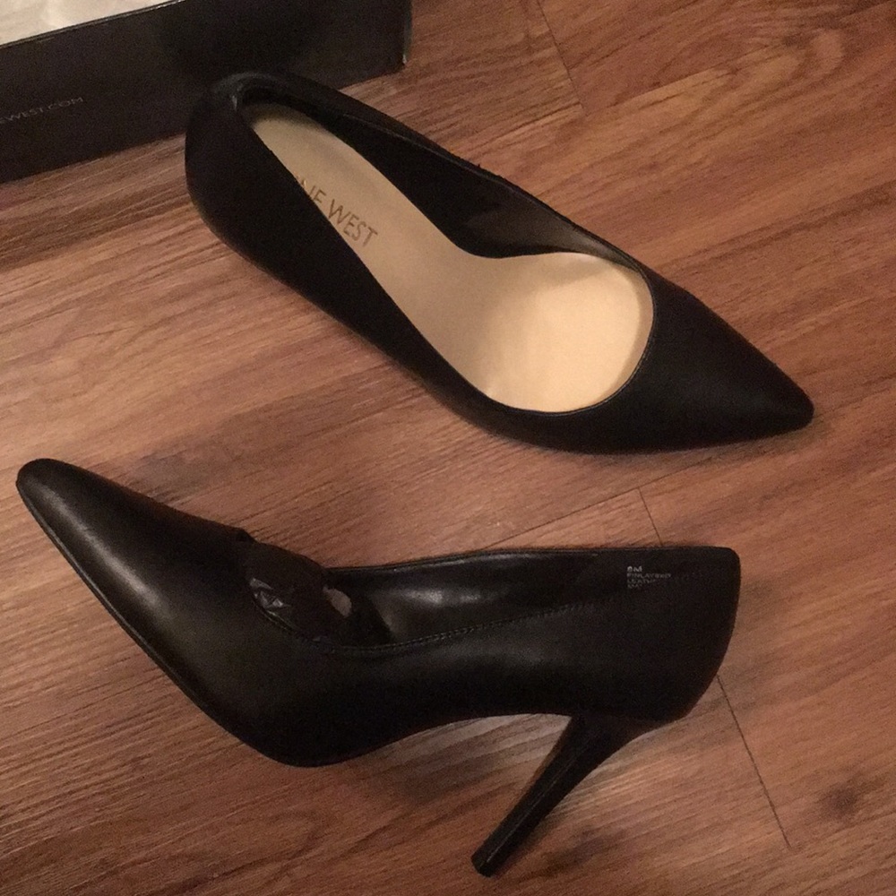 Nine West women’s black pumps size 8 never worn